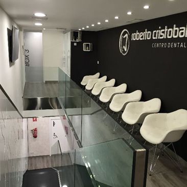 Centro Dental Roberto Cristóbal pasillo con sillas