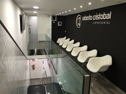 Centro Dental Roberto Cristóbal pasillo con sillas