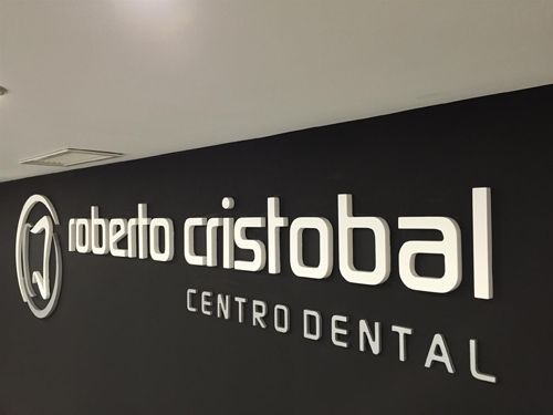 Centro Dental Roberto Cristóbal logo en pared